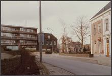 0970 Komende van de Prins Bernhardstraat, rechts cafe Gert Meyer. De straat eindigt op de splitsing naar rechts de ...