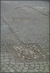 0972 Een gelegd stukje met kinderkopjes van de parkeerplaats op de markt