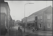 0973 Aan het eind van de straat, in het midden, cafe Gert Meyer