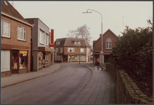 0975 De Prins Bernhardstraat. Links slaat men af naar de Lichtenbergseweg. De struiken rechts horen bij de aanplanting ...