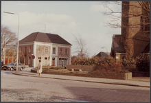 0977 Rechts een gedeelte van de Rooms Katholieke Mauritius kerk en links cafe Meyer. Links slaat men af de Prins ...