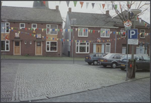 0978 Carnavalsversiering aan de Markstraat. Op de achtergrond een stukje van de Nederlands Hervormde kerk