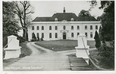 197 Ansichtkaart met foto van huis Landfort, noordgevel met op de voorgrond de houten brug (toegangsbrug), uitgegeven ...