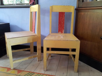 1042_17-2 Slaapkamerstoelen in de Wije Blick Zoutelande, architect Wim Hebly. Deze lijken geïnspireerd door architect ...