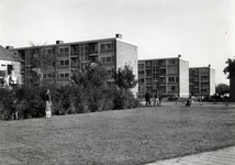511 Straatbeeld met flatgebouwen
