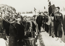 3794 Parade van internationale sporters bij zwembad Groenendaal