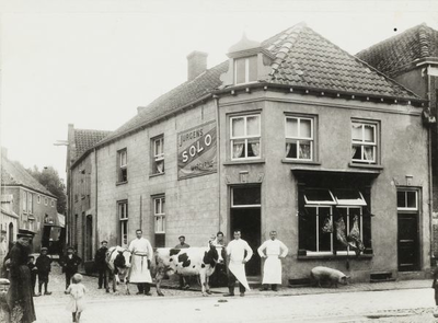 3938 Hoek Heezenstraat - Nieuwstad met vanuit de Walstraat bezien rechts het pand van slager Bertus Mulder
