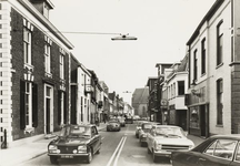 4652 De Grutstraat met verkeer