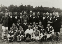 5211 Groep spelers op een veld van voetbalvereniging Doetinchem
