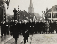 5404 Opening van de nieuwe hefbrug over de Oude IJssel. Op de voorgrond burgemeester W.P.J. Duval Slothouwer, naast hem ...