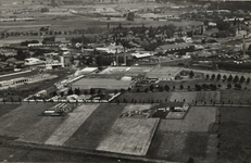 5405 Luchtfoto van het industrieterrein Hamburgerbroek. Ter oriëntatie: de weg dwars over de foto is de ...