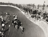 5996 Een wielerwedstrijd in het Wielerstadion Groenendaal