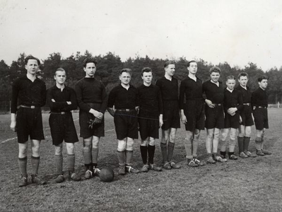 2757 Het gymnasium voetbal-elftal uit 1933. Van links naar rechts: Bernard Coops (VI), E. van Beek (VI), Ch. de Groot ...