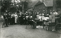 1095-12-097 Door de enormde schaarste, na de eerste wereldoorlog, in Duitsland was er veel handel bij de grens. Hier, ...