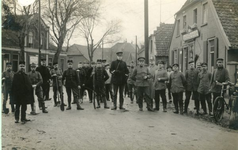 1095-12-304 Het aanbrengen van de prikkeldraadversperring bij het Nederlands douanekantoor. Rechts, aan de Duitse ...