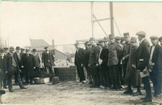 1095-12-333 Geheel links, met baardje, F.A. Jagerink. Zesde van links burgemeester V. Kluyve