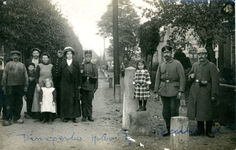 1095-12-549 De grens wordt door paaltjes aangegeven. Links de Hollandse kant en rechts de Duitse kant