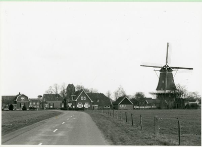 1095-13-429 Gezicht op Geesteren. De molen dateert uit 1859. De zadeldaktoren van de Nederlands Hervormde Kerk op de ...
