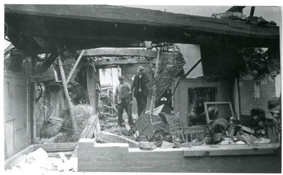 1095-14-136 Opname van de door de cycloon verwoeste boerderij Frankbaas. V.l.n.r: eigenaar Jans Luttikholt, Gert ...