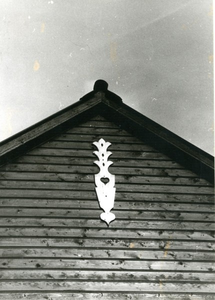 1095-14-303 Een gevelteken van een afgebroken schuur werd op de gevel van de schuur bij Te Raa op Hemsink aangebracht