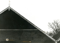 1095-14-308 Een gevelteken en een fraaie dakrand van boerderij Tenkink