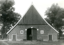 1095-14-310 Op de top van de achterzijde van boerderij Meerink (de Roos) staat een gek .