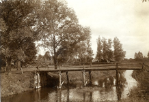 1095-14-323 De Stompsbrug over de Berkel nabij het dorp. Links naast de bomen is een glimp van de kerktoren te zien. De ...
