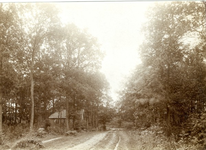 1095-14-329 Het gereformeerde kerkje in de buurt van boerderij Hemsink werd in 1882 gebouwd en kon ± 80 personen ...