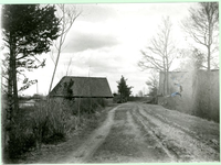 1095-14-342 Een weg in het Kienven. Rechts een flinke beschadiging in de foto