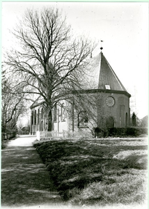 1095-14-351 De achterzijde van het protestante kerkgebouw
