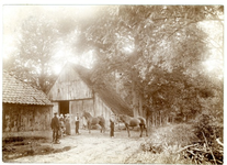 1095-14-352 Bij boerderij De Wever. V.l.n.r: J.H. Bennink, zijn vrouw, dochter Diekske en zoon Gerrit Jan