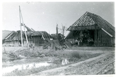 1095-14-367 Schade door de cycloon bij boerderij Kip