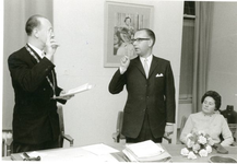1095-15-120 Beëdiging gemeentesecretaris H.T. Freije door burgemeester G.J. ter Braak. Rechts mevrouw Freije