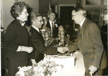1095-15-131 Dokter C.G. Wolf wordt gefeliciteerd door collega J.A. van Gellicum