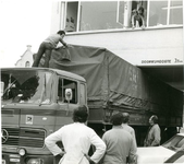 1095-15-178 Een Griekse vrachtwagen zit klem onder het gemeentehuis