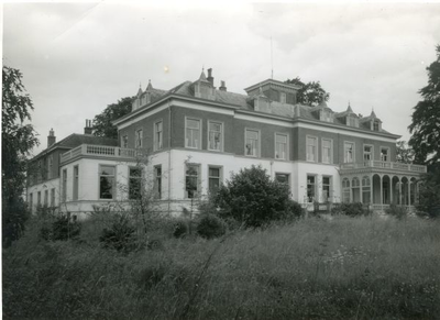 1095-17-0003 Buitenplaats 'Het Kervel' werd in 1870 gebouwd voor douariére Von Twickel. 20 jaar later werd er een ...