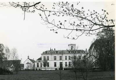 1095-17-0147 Huize Het Kervel met bijgebouwen, waaronder links het in ong. 1951 gebouwde kapelletje