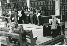 1095-17-1279 Een koor oefent voor een opname in een kerk