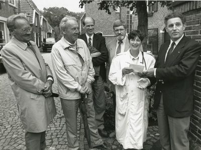 1095-2-544 Stichting Bredevoort Boekenstad krijgt geld van de Stichting Samenwerking Oost Gelderland (SSOG) uit handen ...
