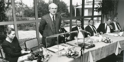 1095-24-715 Burgemeester Maarten Vunderink houdt een afscheidstoespraak in zaal Bakker. Links mevrouw Jeanet Vunderink. ...