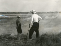 1095-25-0534 Boer en diens zoon staan bij opzettelijk gestichte heidebrand ten behoeve van landontginning