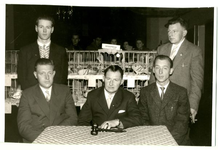 1095-31-036 Bestuur Postduiven Vereniging 'de Snelpost'. V.l.n.r. zittend: J. G. Olink (secretaris), Jilles Firing ...