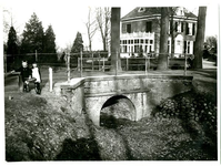 1095-31-056 Brug, met op de achtergrond 'Huize Adriana', gebouwd in 1909