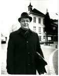 1095-31-334 Gemeentesecretaris Nol Link, met op de achtergrond het gemeentehuis