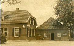 1095-33-698 Café Hebinck waar 100 jaar geleden de eerste Godsdienstoefeningen werden gehouden. Links de woonhuiskamer ...