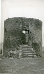 1095-33-826 Restant oude vestingtoren van kasteel Zwanenburg