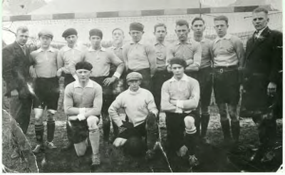 1095-44-095 Groessense voetbalclub G.V.C. Staand van rechts naar links: Everardus Janssen (overleden 01-10-1967), ...
