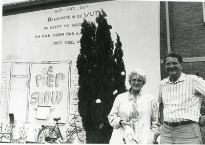 1095-47-1395 'Brammeke' wordt gehuldigd door de buren