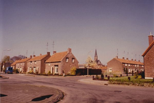 152 Straatbeeld met kerk op achtergrond