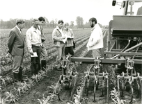 0005 Groepsfoto bij een landbouwmachine op een maisveld